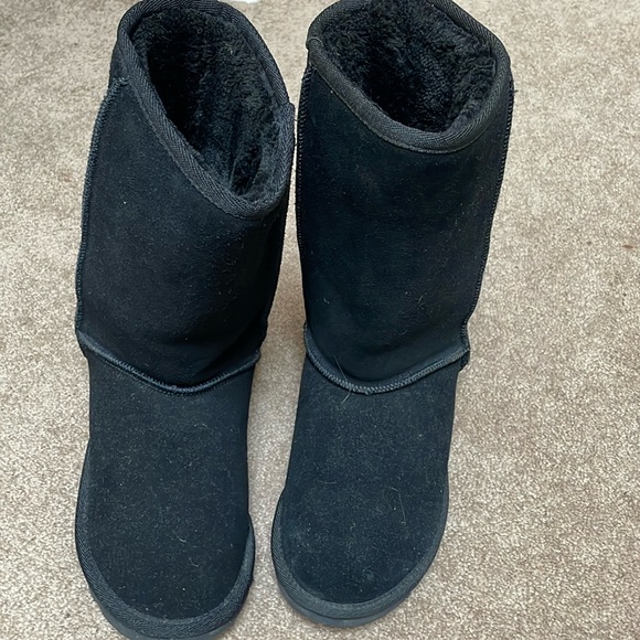 Uggs - Picture 1 of 3